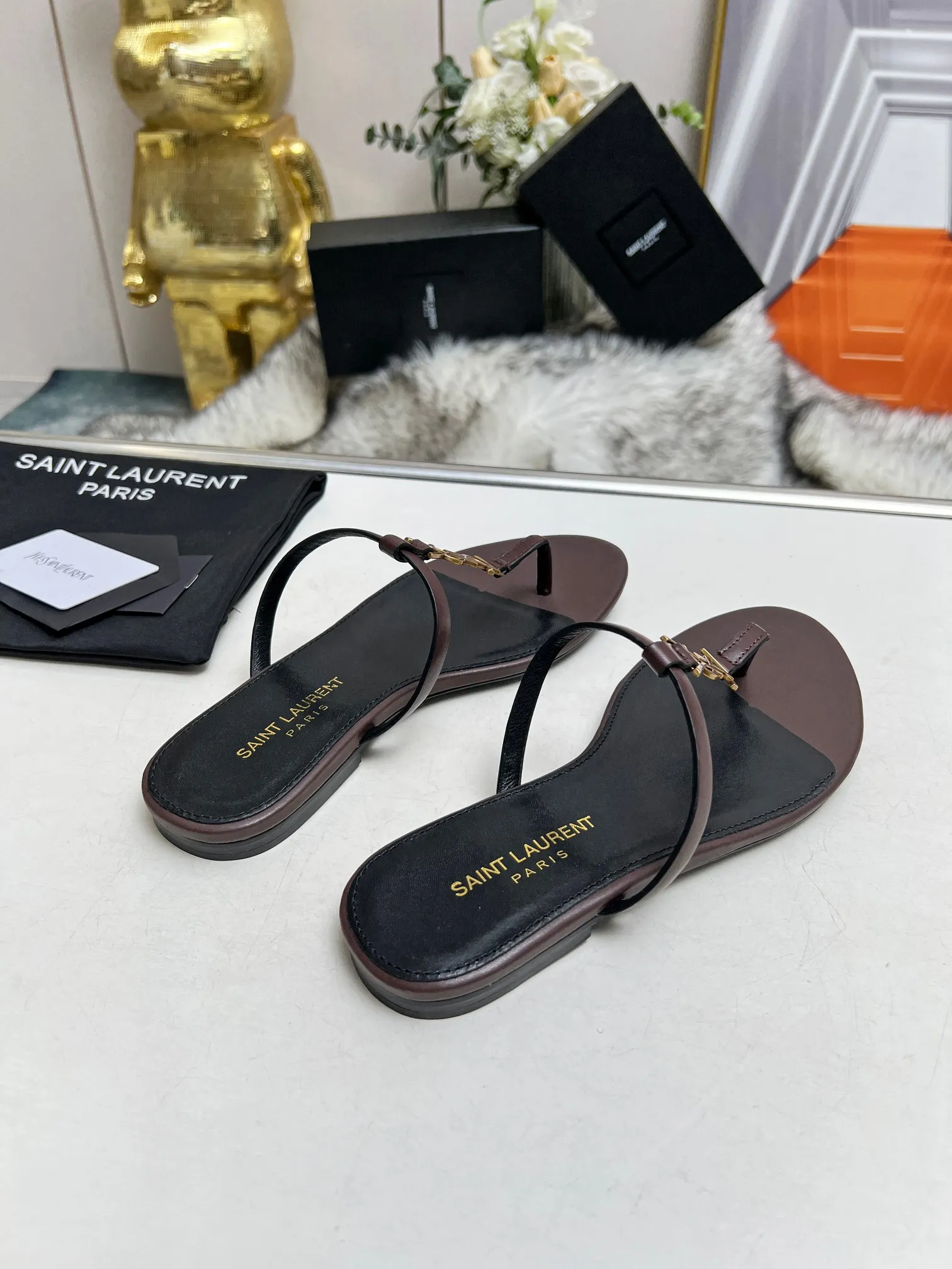 👟👟Ex-factory price 340👟👟 Genuine leather sole +40 Factory number: 5678-2 "Saint Laurent" YSL counter classic flip-flops. High-end customization and top quality. Continuing the family's classic hardware buckle design, it is simple and elegant. The flat 1CM bottom makes it easy for women to control. The unique back buckle design can make the shoes exude a sexy, sweet and feminine look. ▪️Upper: imported grade A cowhide ▪️outsole: Italian cowhide ▪️inner/foot pad: imported sheepskin ▪️heel height: 1cm ▪️size: 35-44 (43 44 customized, non-returnable)